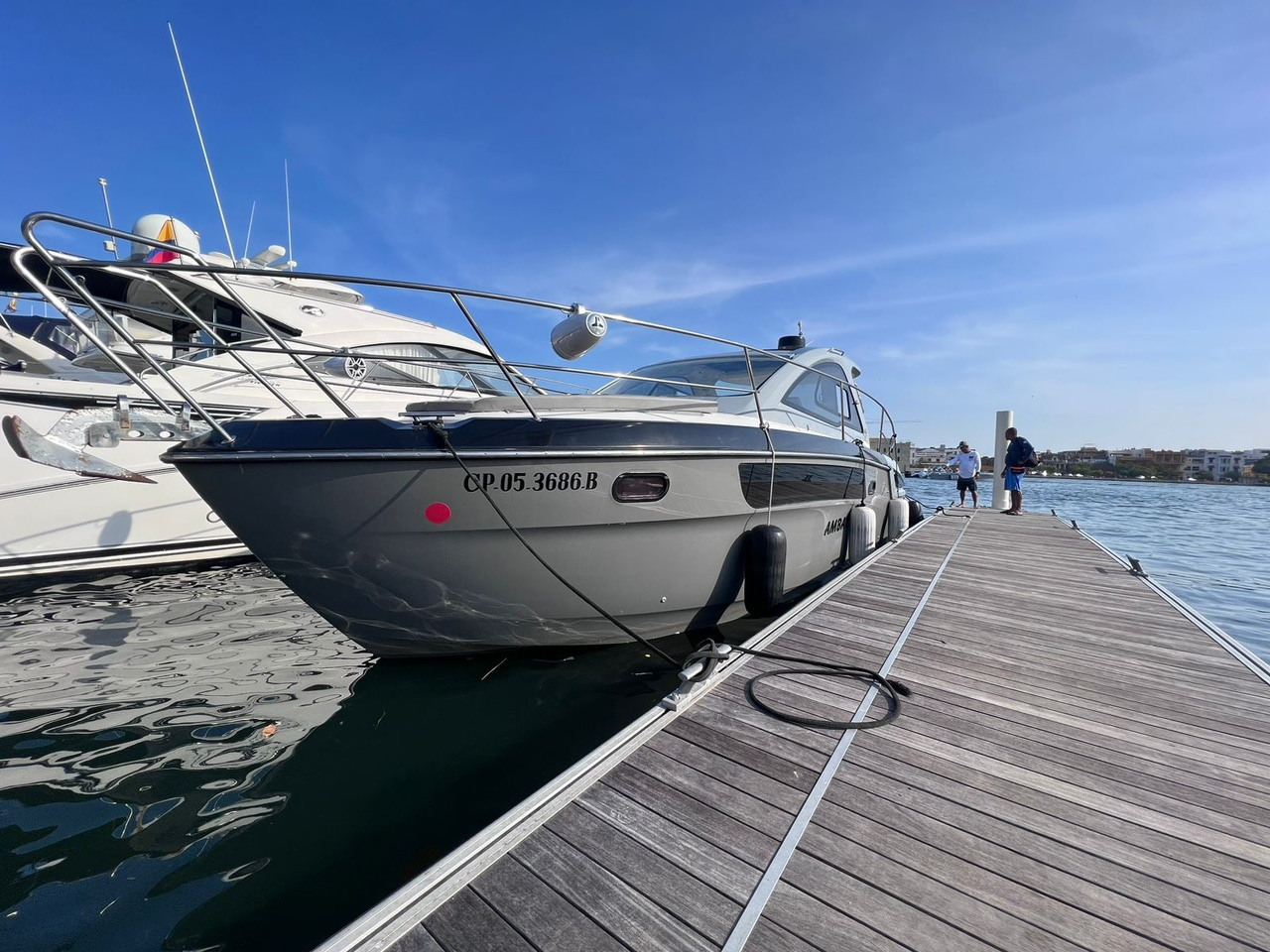 Yate privado en la bahía